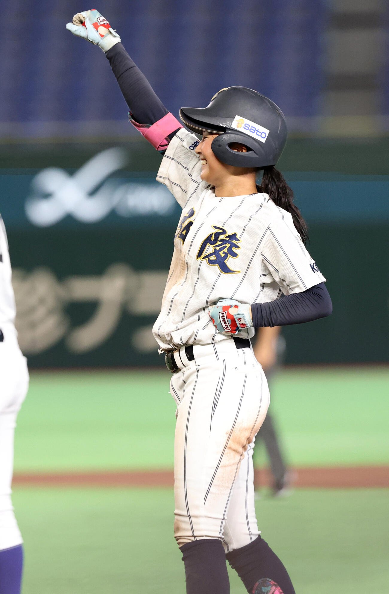 KOBE CHIBEN対高校女子選抜　6回表高校女子選抜無死、福田稟は相手悪送球を誘う打撃で出塁しポーズ（撮影・浅見桂子）