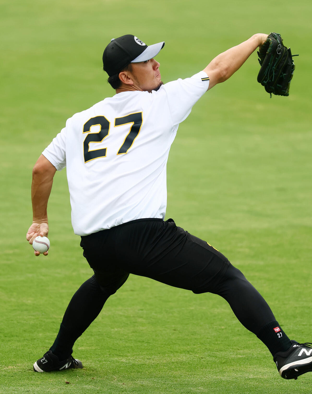 阪神対中日　練習でキャッチボールする阪神伊藤将司（撮影・加藤哉）