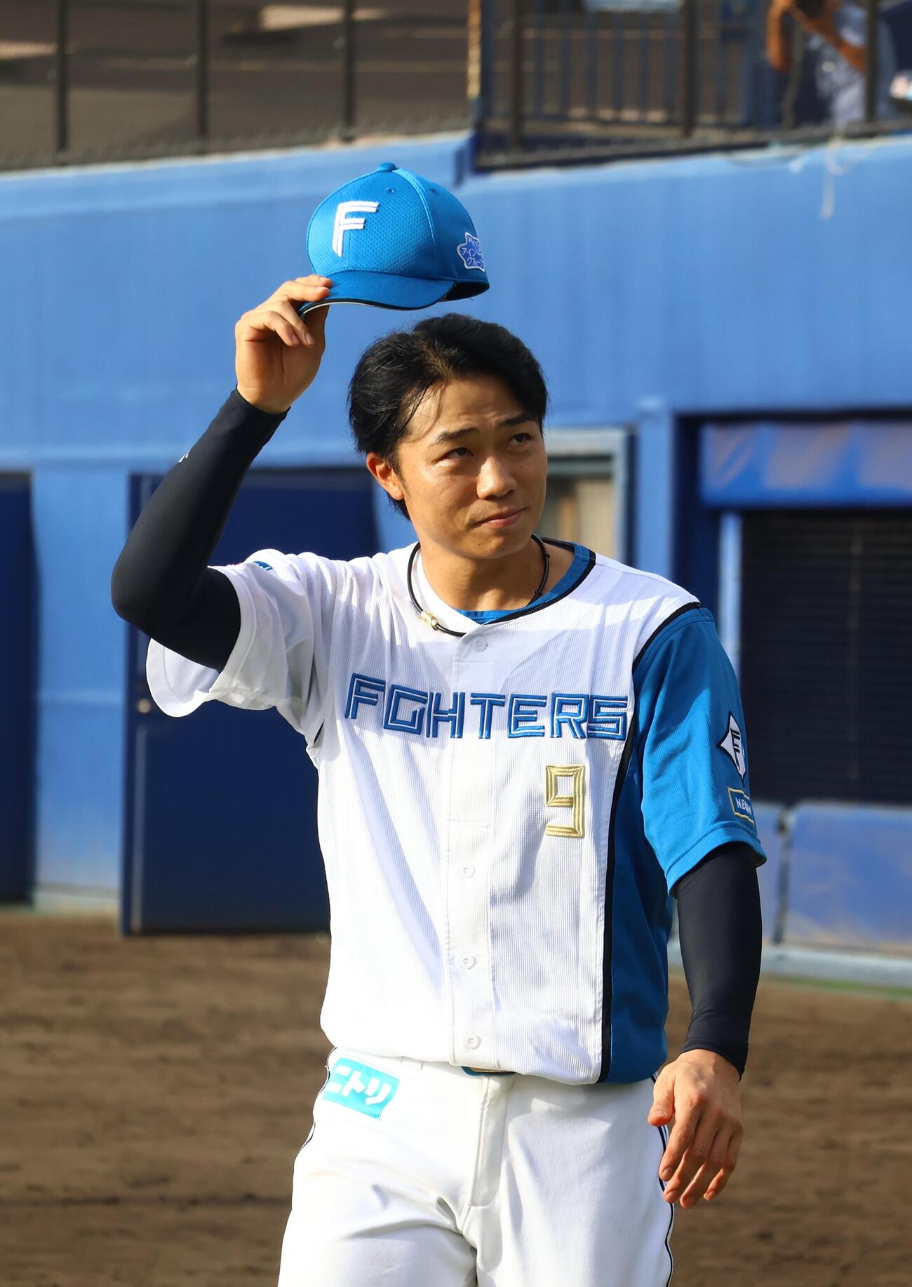 引退セレモニーで、ファンに挨拶する日本ハム中島卓也（撮影・田島優大）