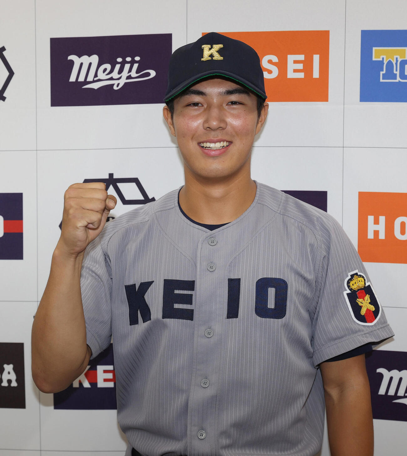 東大対慶大　勝利投手の慶大・広池浩成はガッツポーズする（撮影・柴田隆二）