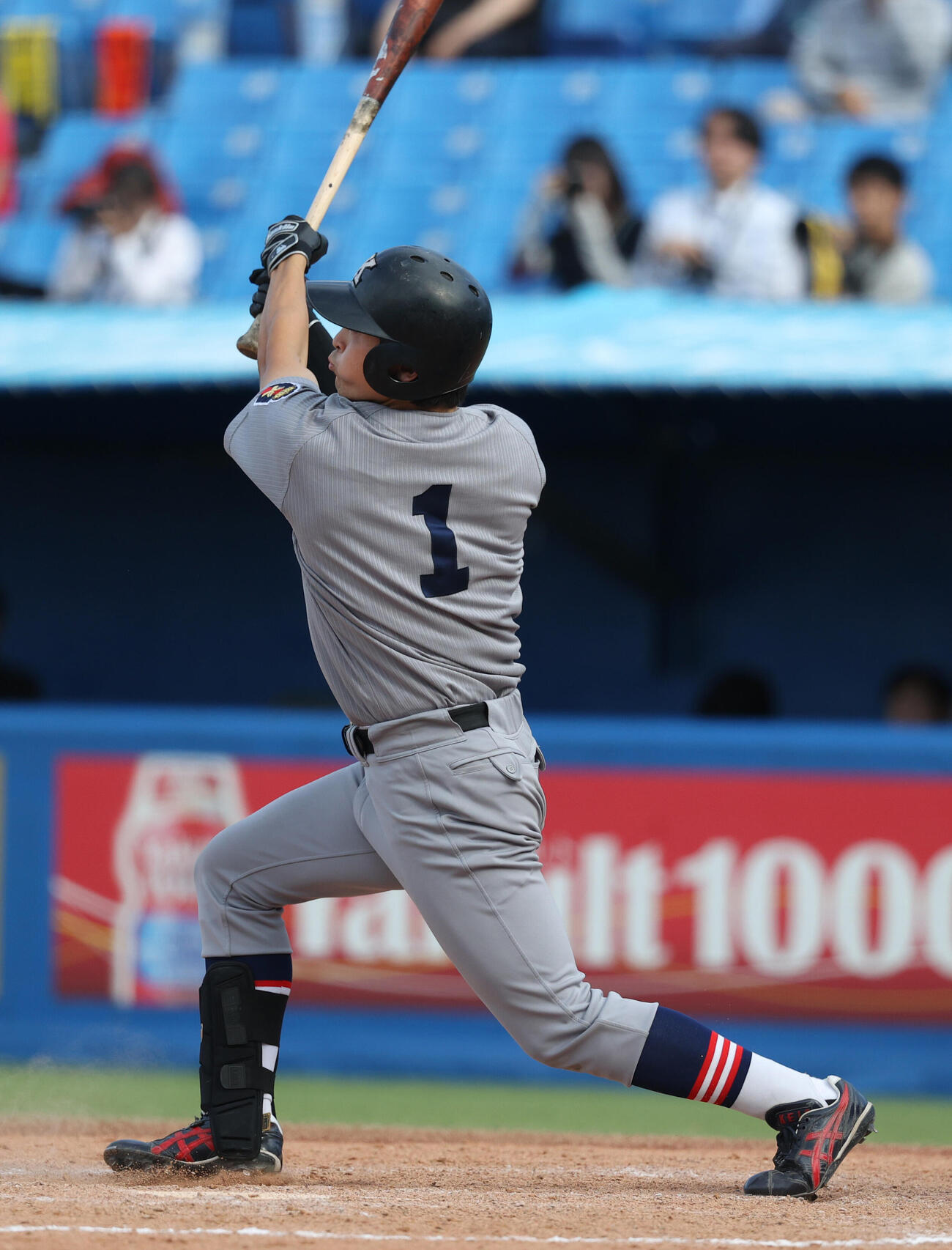 東大対慶大　8回裏慶大無死、小原大和は本塁打を放つ（撮影・柴田隆二）