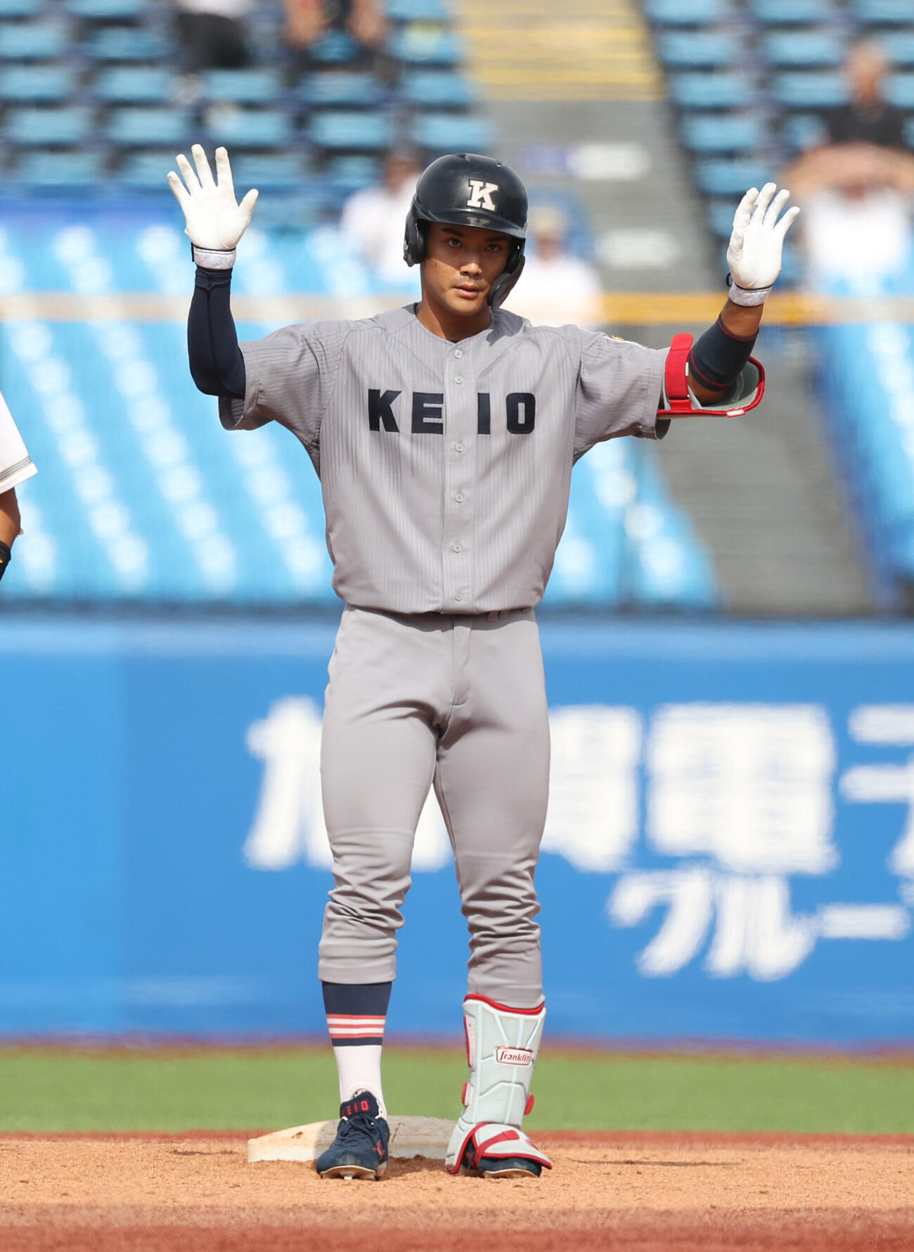 東大対慶大　5回裏慶大2死二塁、宝田裕椰は適時二塁打を放ちポーズを決める（撮影・柴田隆二）