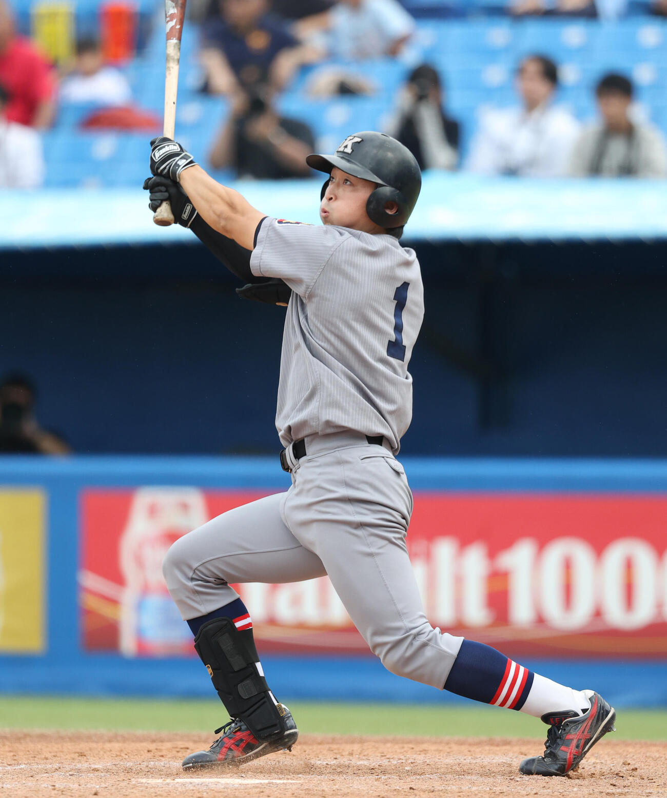 東大対慶大　4回裏慶大2死一、二塁、小原大和は適時二塁打を放つ（撮影・柴田隆二）