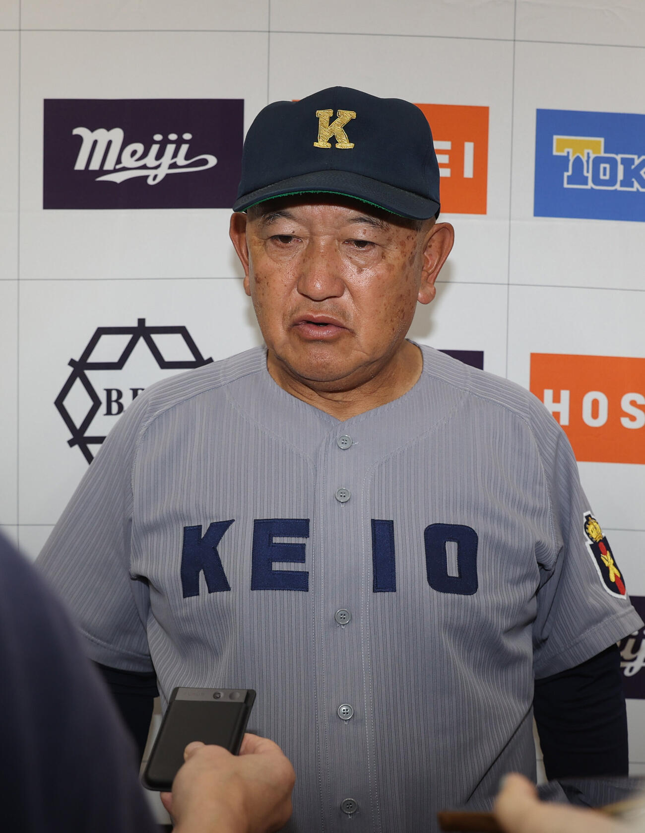 東大対慶大　勝利し会見する慶大・堀井哲也監督（撮影・柴田隆二）