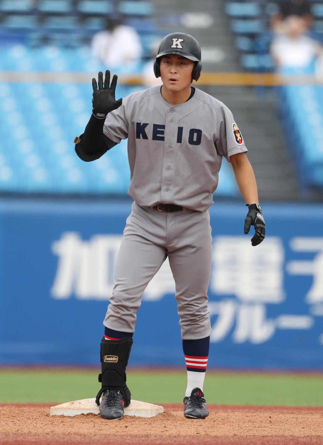 東大対慶大　4回裏慶大2死一、二塁、小原大和は適時二塁打を放つ（撮影・柴田隆二）
