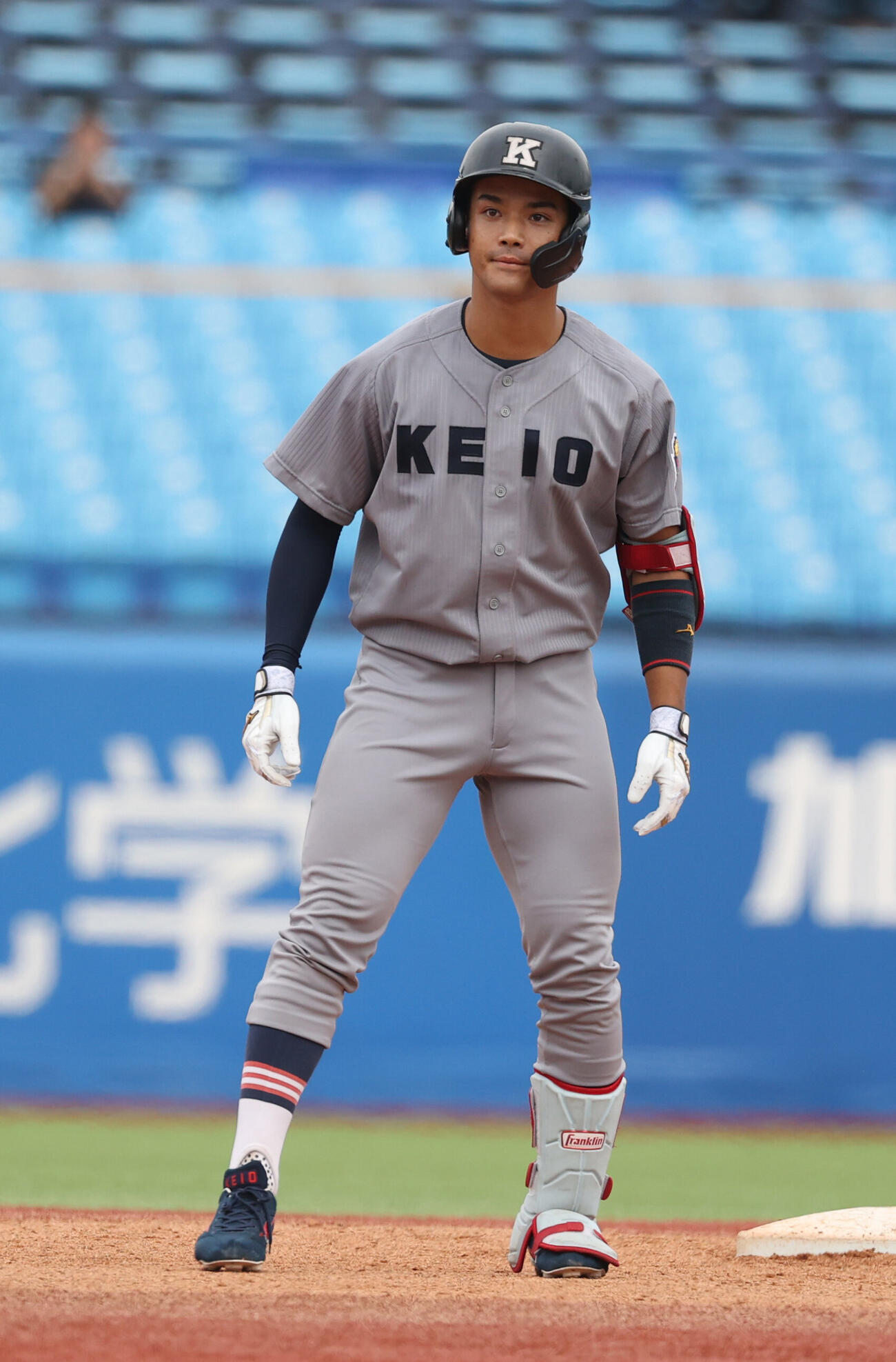 東大対慶大　4回裏慶大2死一塁、宝田裕椰は適時二塁打を放つ（撮影・柴田隆二）
