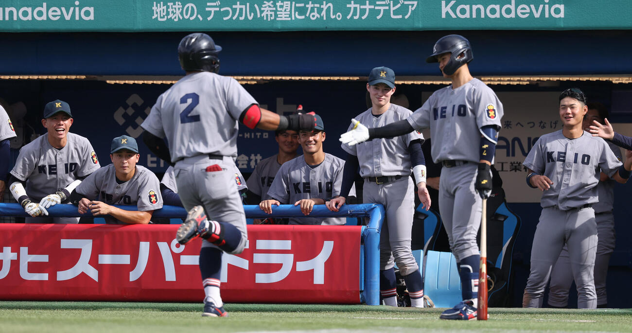 東大対慶大　6回裏慶大1死、中塚遙翔は本塁打を放ちナインの出迎えを受ける（撮影・柴田隆二）