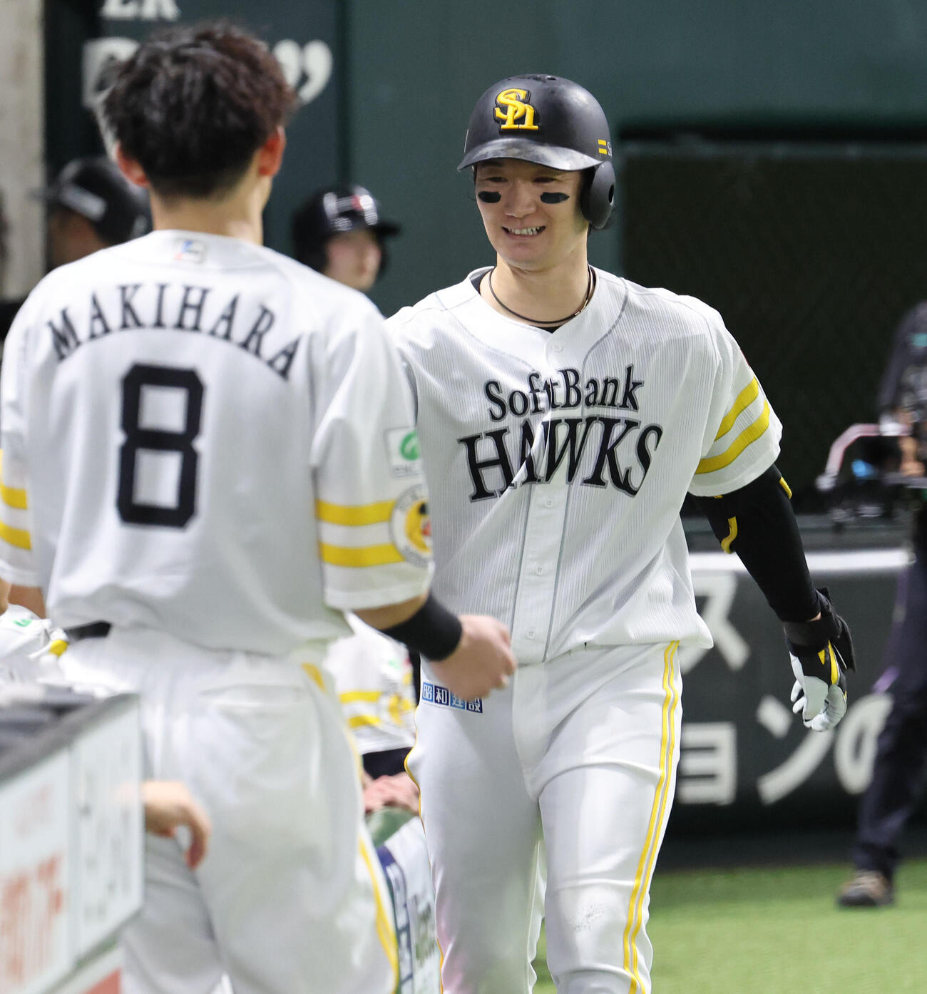 ソフトバンク対ロッテ　6回裏ソフトバンク2死、正木智也は左中間に本塁打を放ちベンチのナインとハイタッチ（撮影・梅根麻紀）