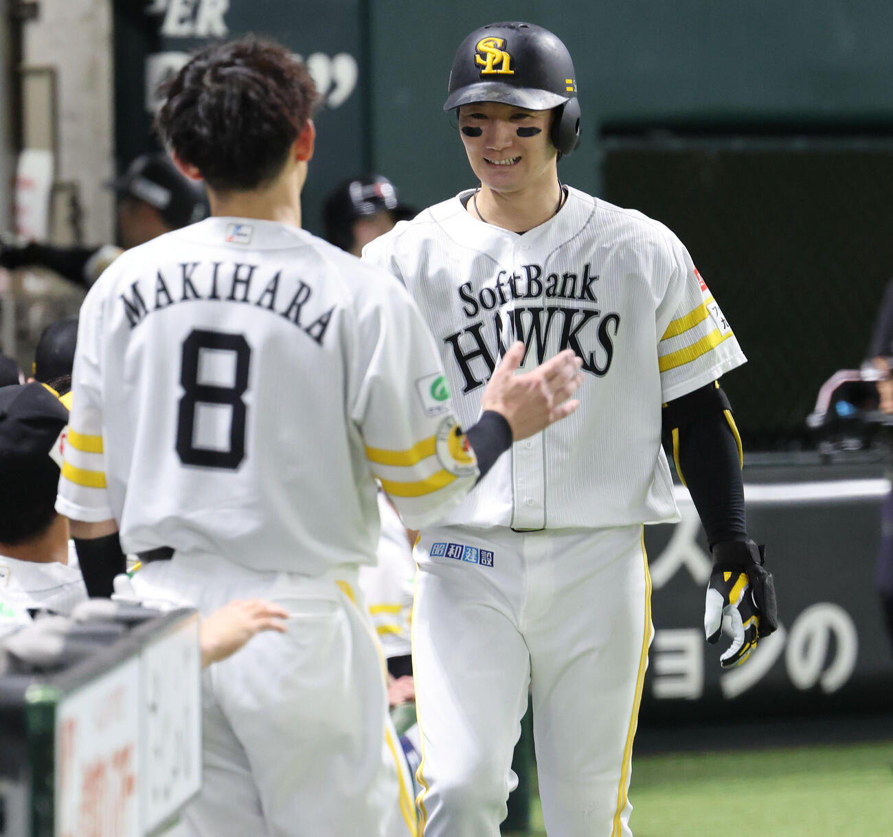 ソフトバンク対ロッテ　6回裏ソフトバンク2死、正木智也は左中間に本塁打を放ちベンチのナインとハイタッチ（撮影・梅根麻紀）