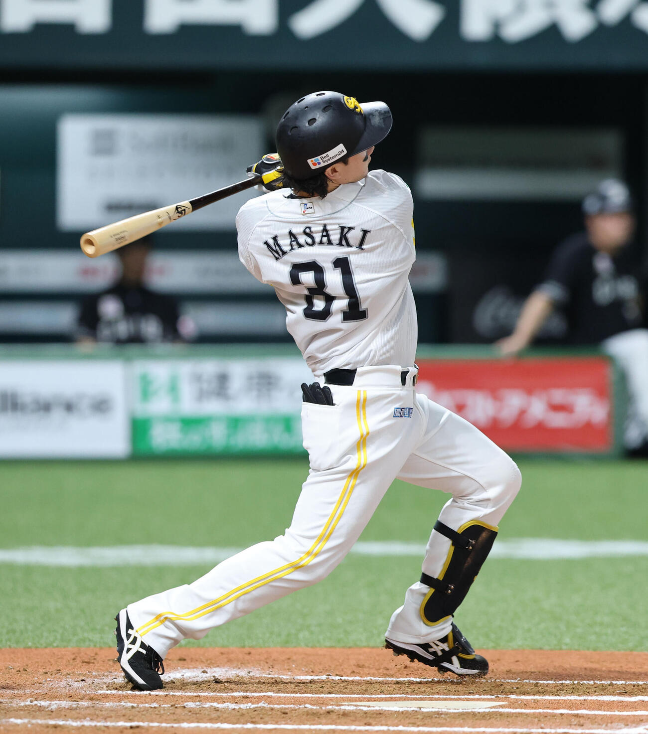 ソフトバンク対ロッテ　6回裏ソフトバンク2死、正木智也は左中間に本塁打を放つ（撮影・梅根麻紀）