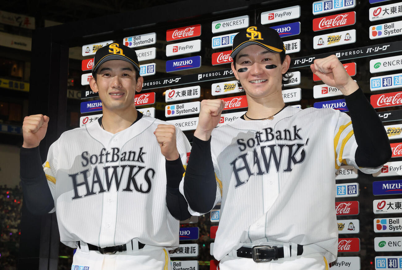 ソフトバンク対ロッテ　お立ち台で笑顔を見せる山本祐大（左）と正木智也（撮影・梅根麻紀）
