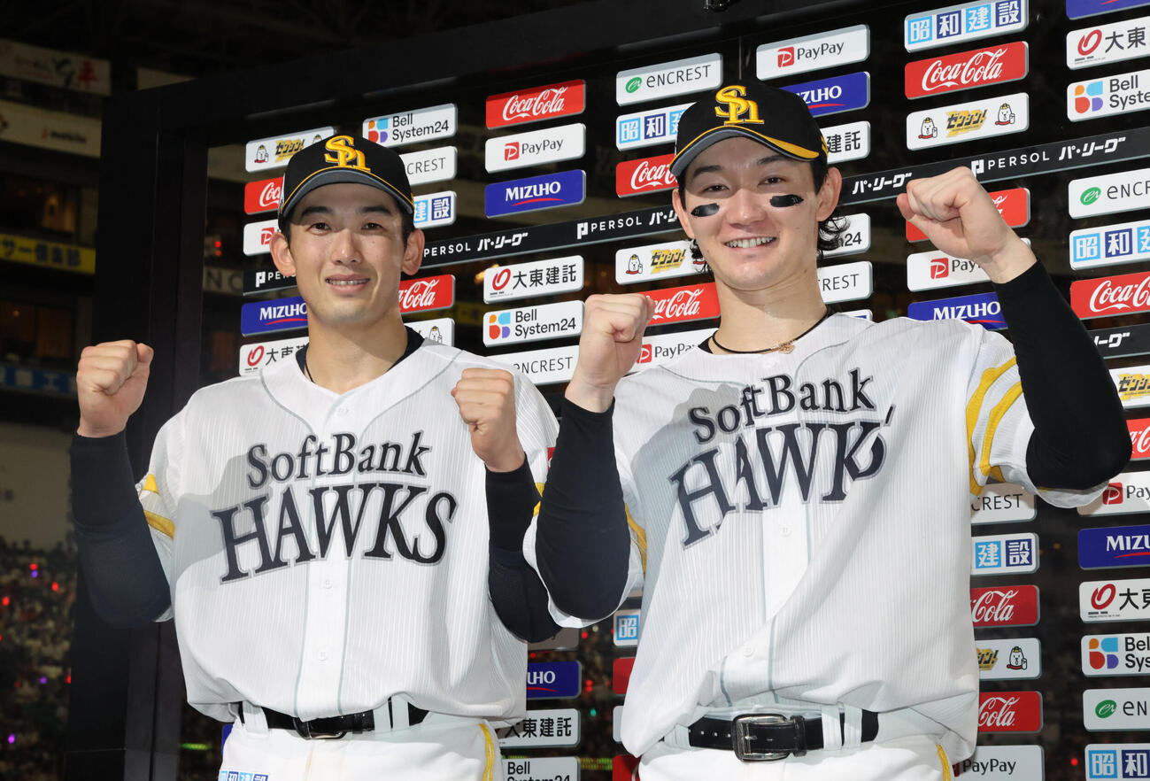 ソフトバンク対ロッテ　お立ち台で笑顔を見せる山本祐大（左）と正木智也（撮影・梅根麻紀）
