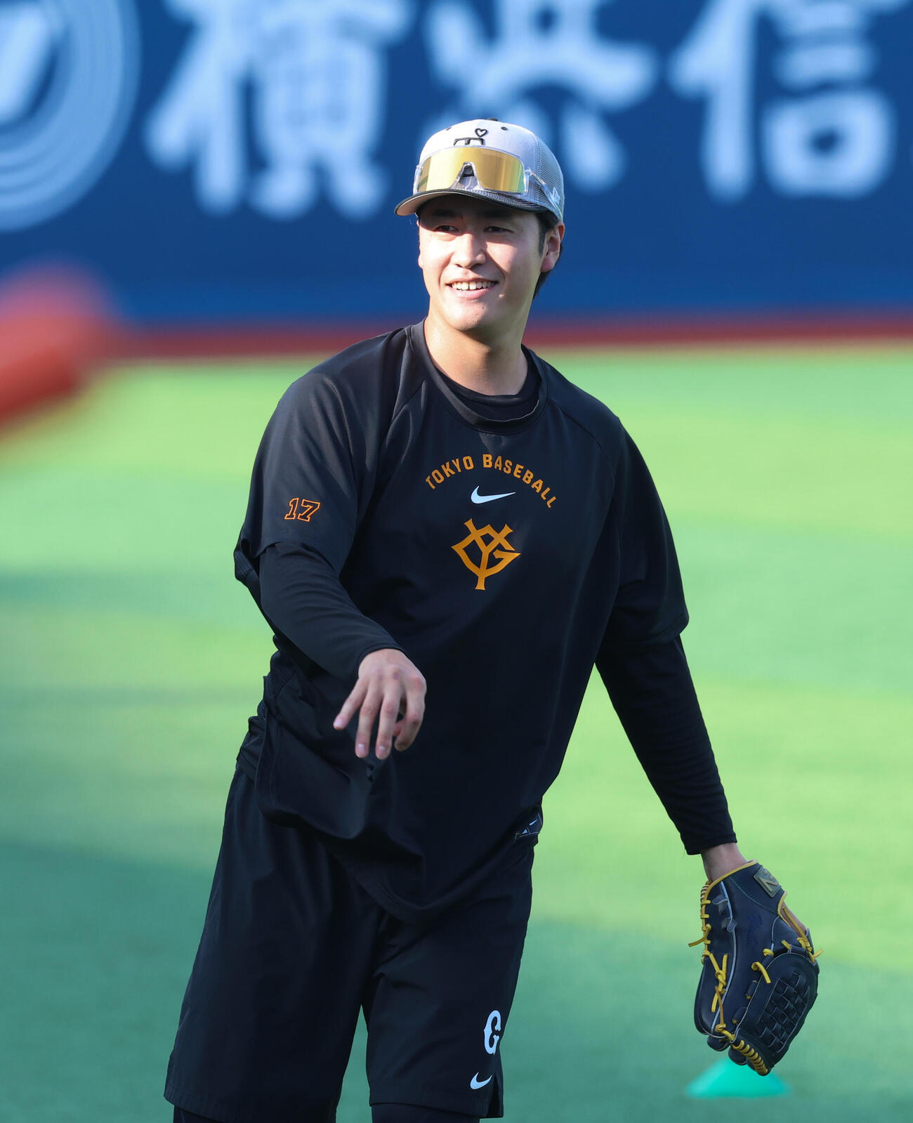 DeNA対巨人　練習中笑顔を見せる巨人西舘勇陽（撮影・増田悦実）