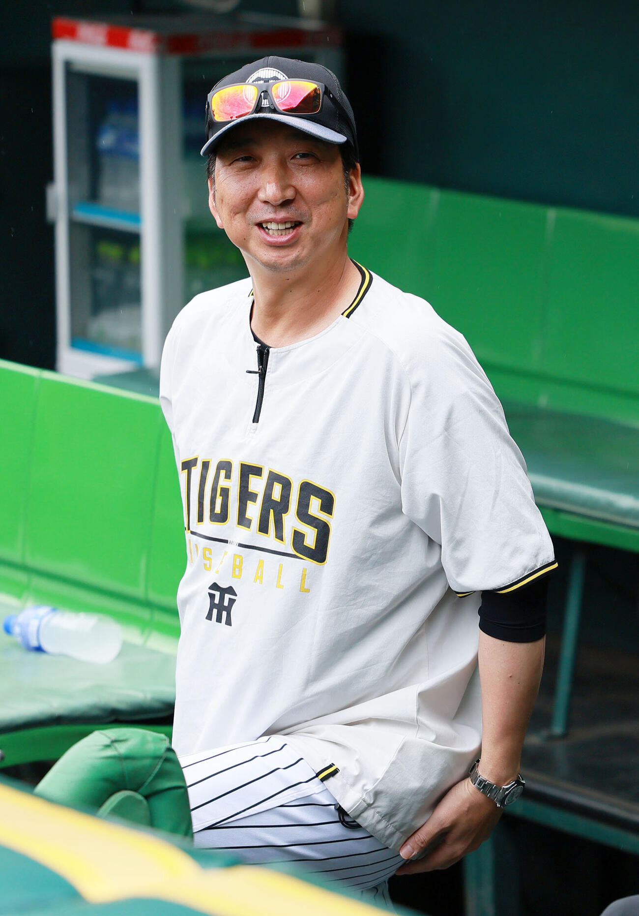 阪神対中日　試合前の練習でリラックスした表情の阪神藤川球児監督（撮影・上山淳一）
