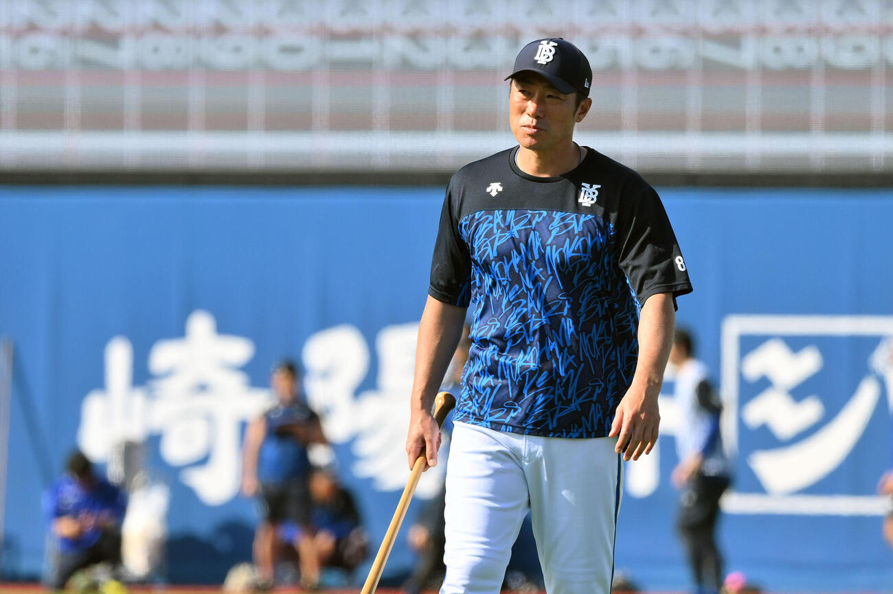 DeNA対巨人　試合前練習を見守るDeNA相川亮二監督（撮影・滝沢徹郎）