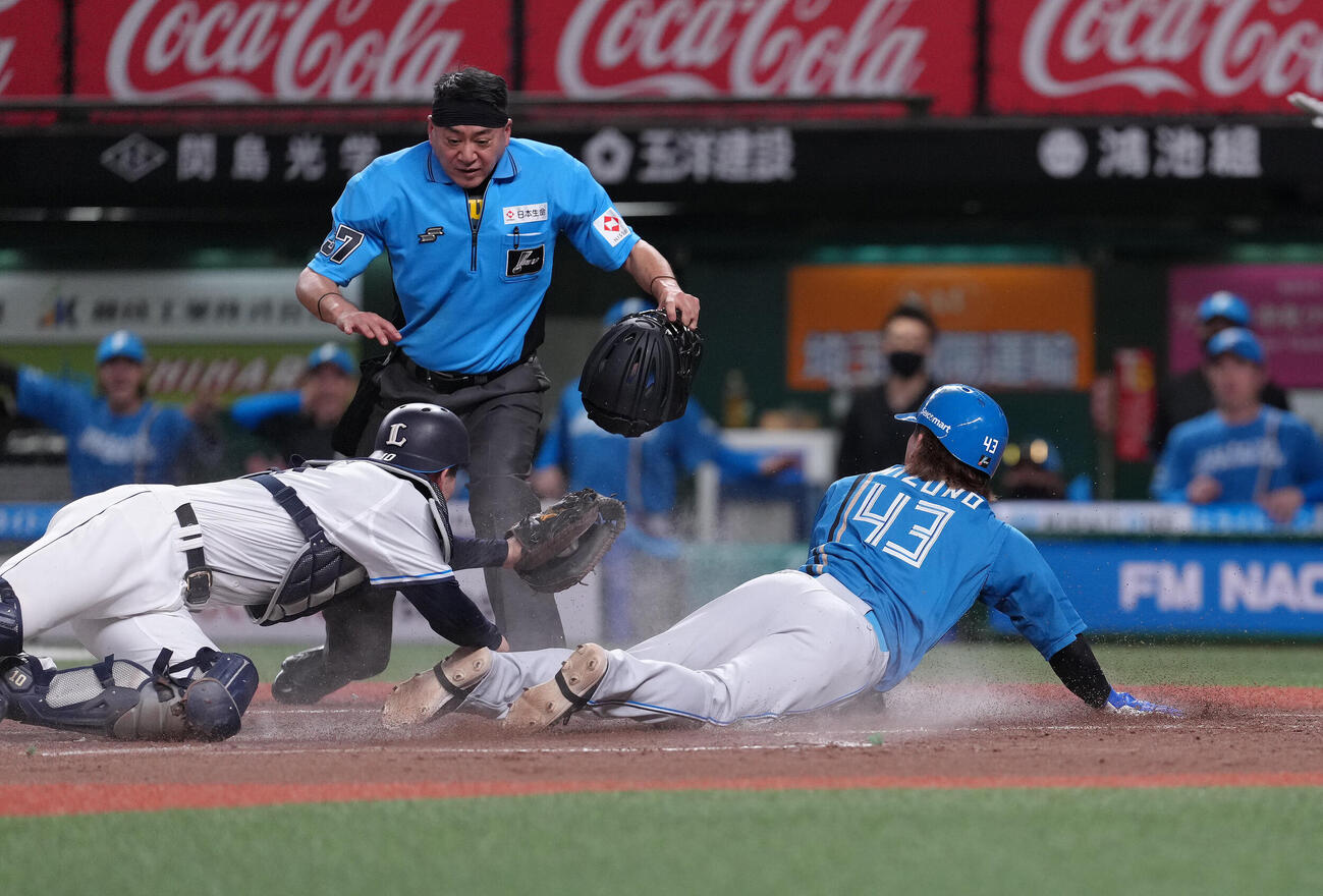 西武対日本ハム　2回表日本ハム1死二、三塁、進藤勇也の2ランスクイズで生還する水野達稀（撮影・足立雅史）