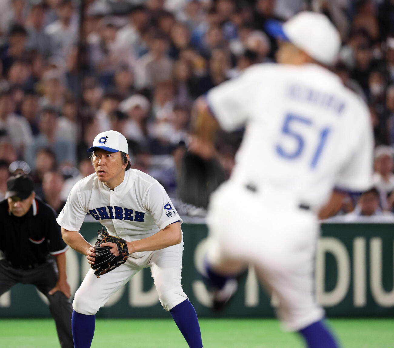 KOBE CHIBEN対高校女子選抜　力投するKOBE CHIBENのイチローさん（手前）の奥で三塁守備に就く松井秀喜さん（撮影・浅見桂子）