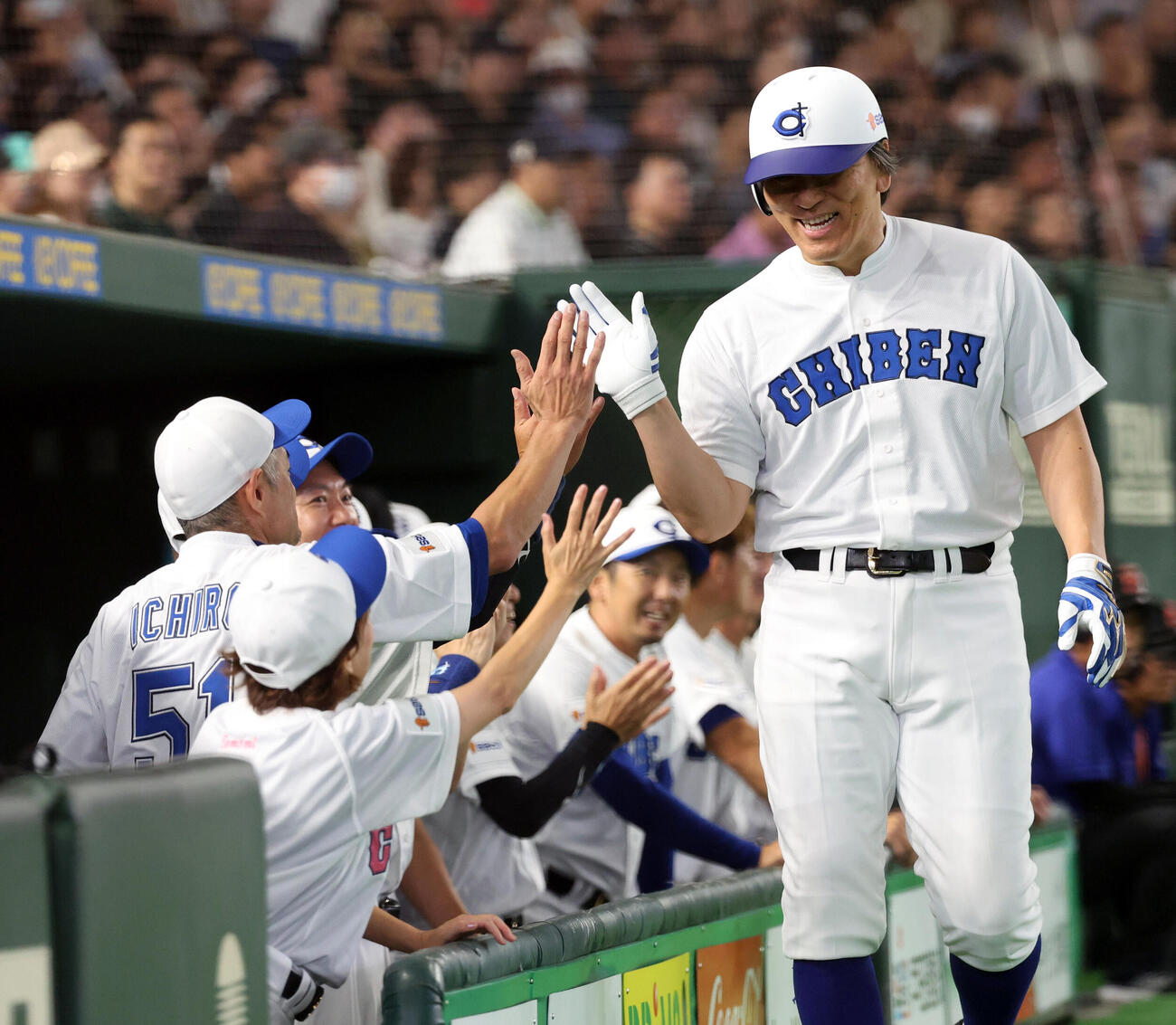 KOBE CHIBEN対高校女子選抜　2回裏KOBE CHIBEN、先制の生還をした松井秀喜さんはイチローさんら選手と笑顔でハイタッチ（撮影・浅見桂子）