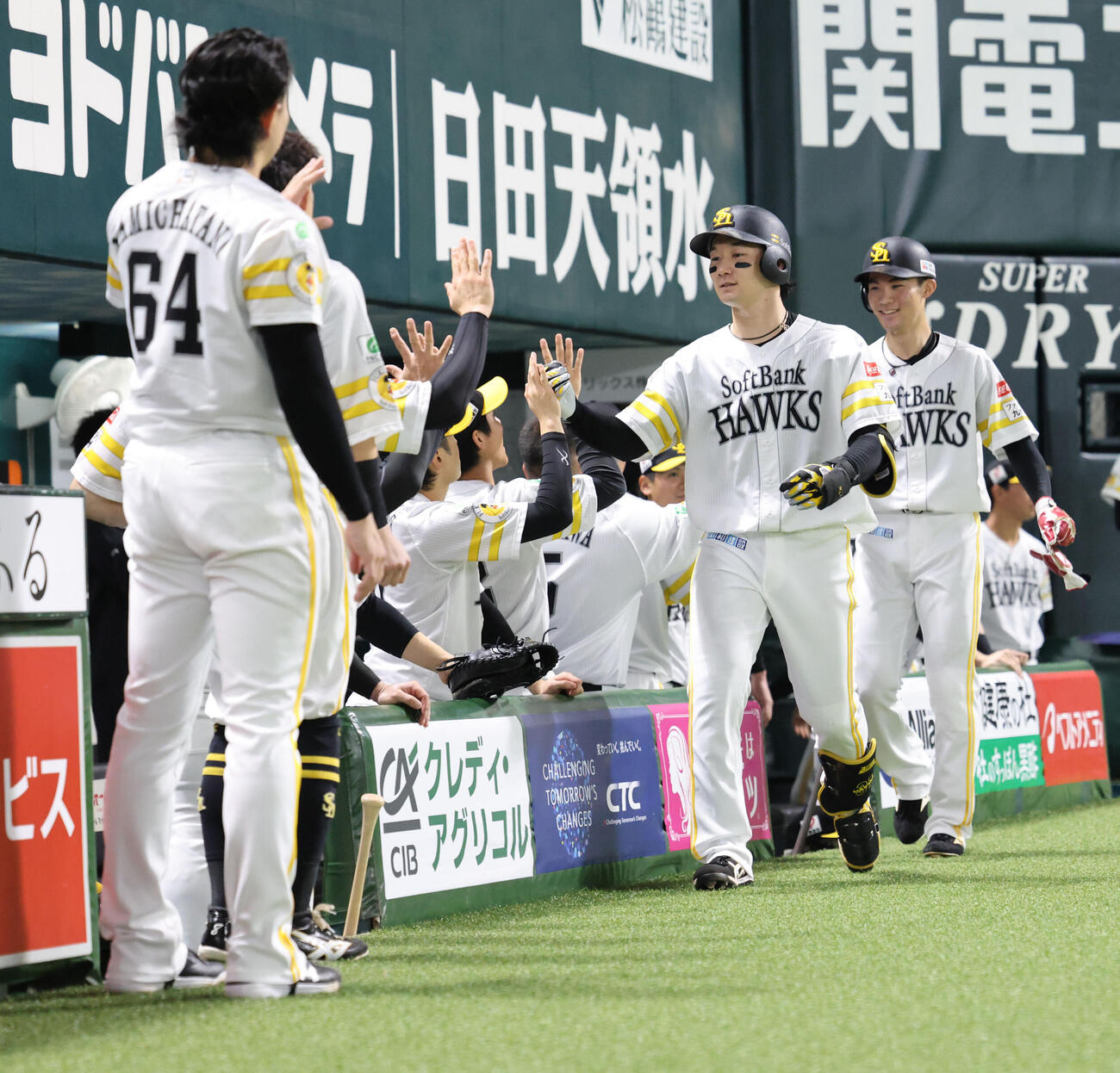 ソフトバンク対ロッテ　4回裏ソフトバンク1死二塁、正木智也は左越えに2点本塁打を放ちベンチのナインとハイタッチ（撮影・梅根麻紀）