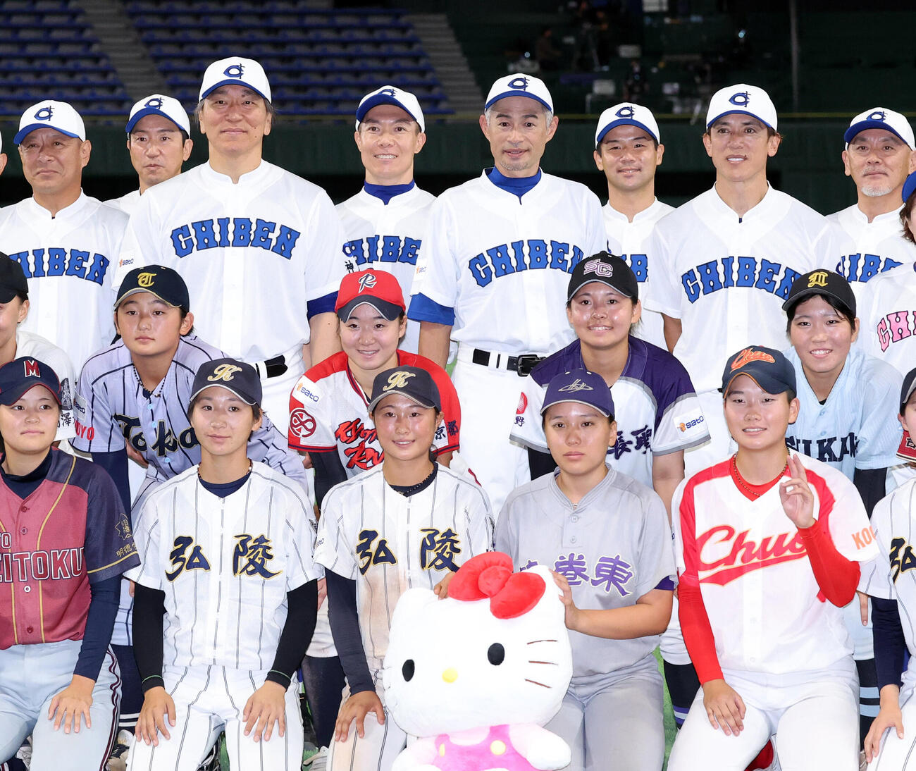 KOBE CHIBEN対高校女子選抜　選手たちと記念撮影する、後列左から松井秀喜さん、イチローさん、松井稼頭央さん（撮影・浅見桂子）