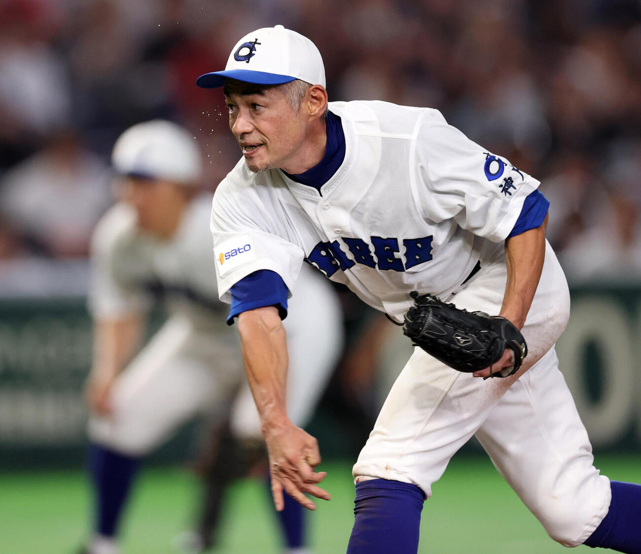 KOBE CHIBEN対高校女子選抜　汗を飛ばして力投するKOBE CHIBENのイチローさん。後方は松井秀喜さん（撮影・浅見桂子）
