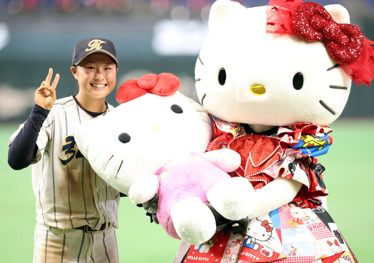 KOBE CHIBEN対高校女子選抜　終了後、キティちゃんと記念撮影する福田稟（撮影・浅見桂子）