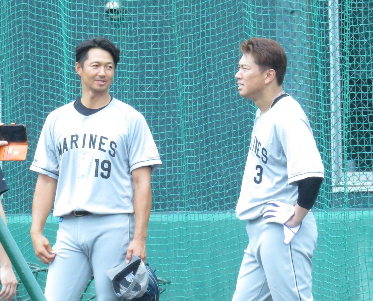 ライブBP後に談笑する唐川侑己（左）と角中勝也