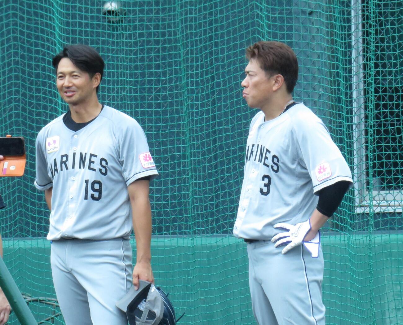 ライブBP後に談笑する唐川侑己と角中勝也