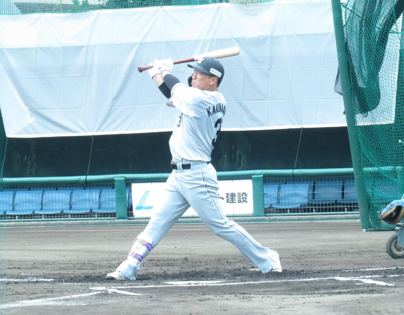 ライブBPで打席に立つ角中勝也