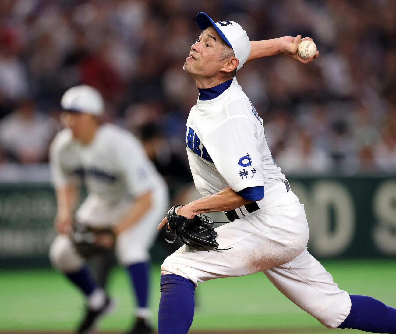 KOBE CHIBEN対高校女子選抜　力投するKOBE CHIBENのイチローさん。後方は三塁の松井秀喜さん（撮影・浅見桂子）
