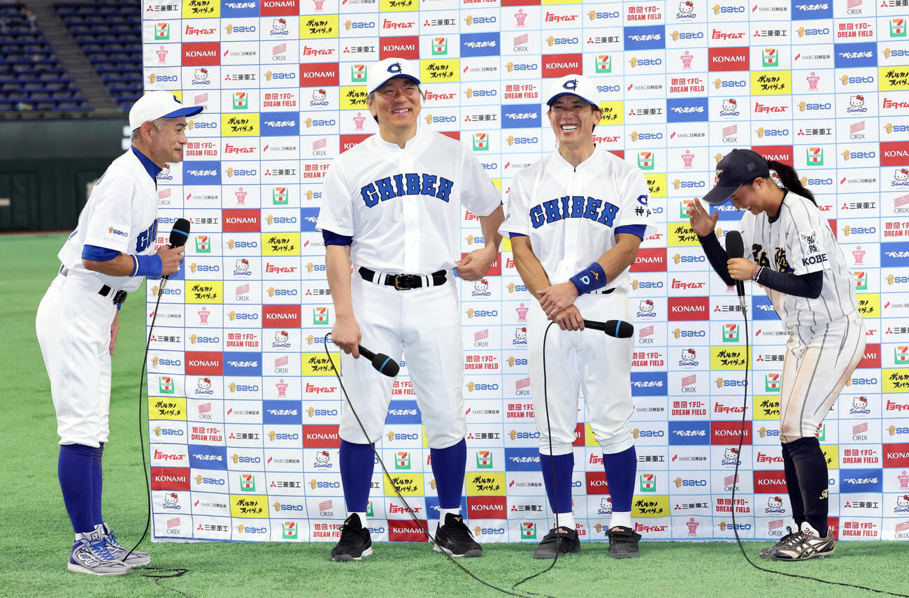 KOBE CHIBEN対高校女子選抜　インタビュー中、福田稟（右）にお辞儀するイチローさん（左）。左から2人目は松井秀喜さん、同3人目は松井稼頭央さん（撮影・浅見桂子）