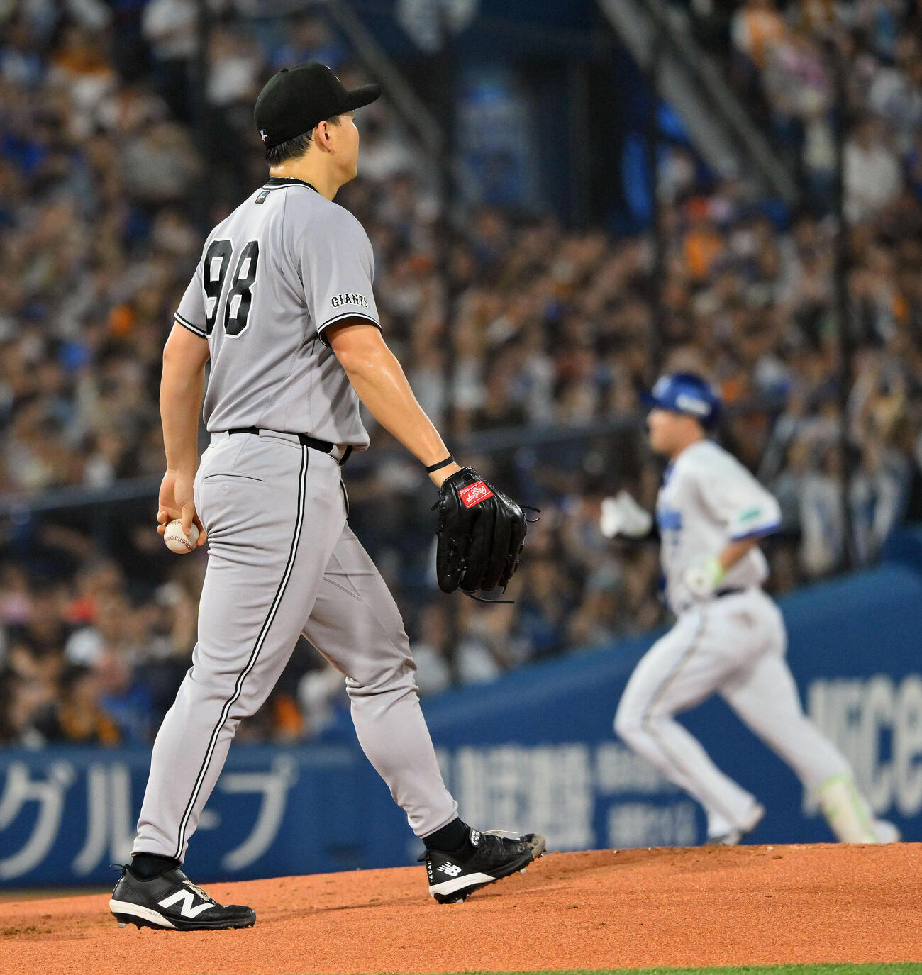 DeNA対巨人　1回裏DeNA無死満塁、佐野恵太（後方）に先制満塁本塁打を浴びる小笠原慎之介（撮影・滝沢徹郎）