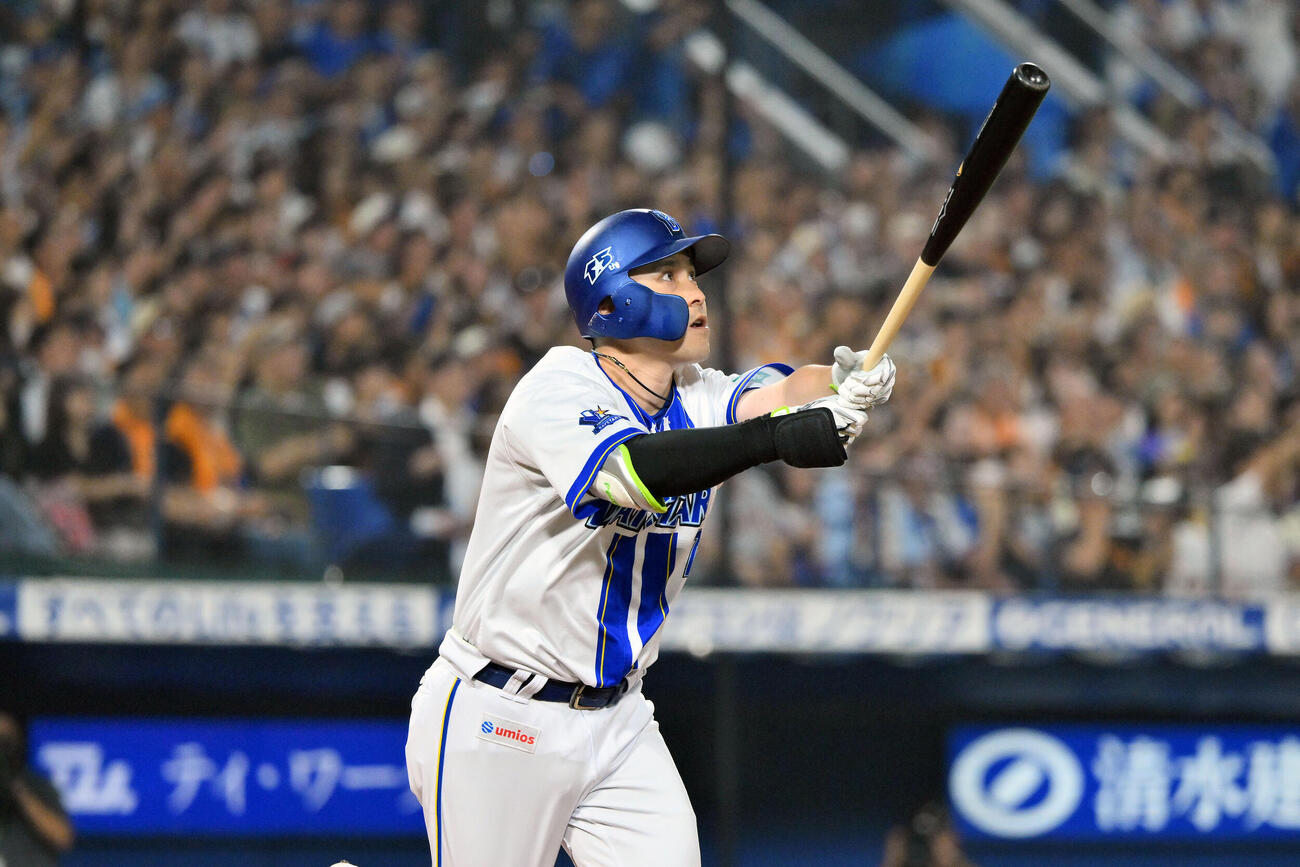DeNA対巨人　1回裏DeNA無死満塁、佐野恵太は先制満塁本塁打を放つ（撮影・滝沢徹郎）