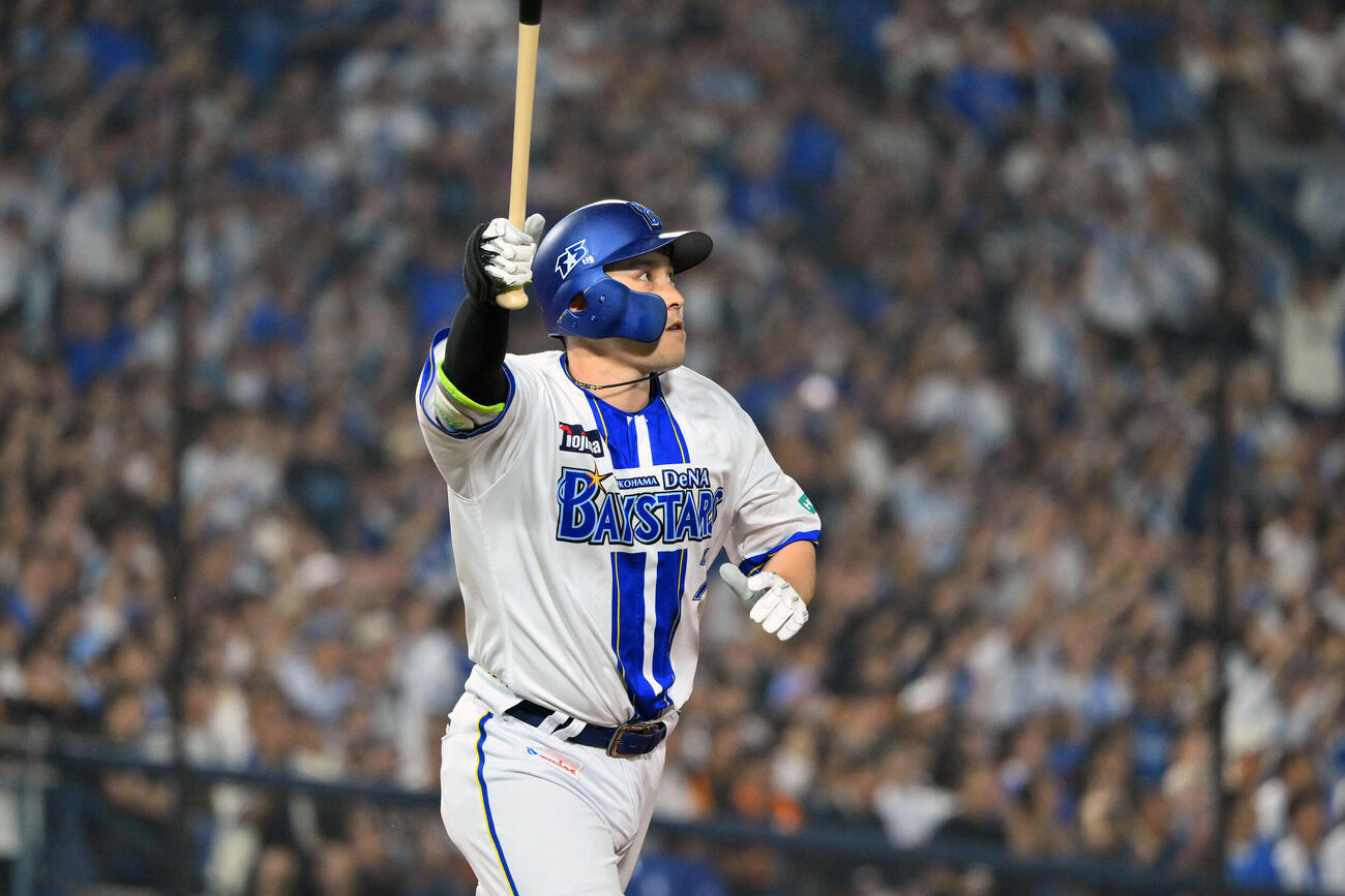 DeNA対巨人　1回裏DeNA無死満塁、佐野恵太は先制満塁本塁打を放つ（撮影・滝沢徹郎）