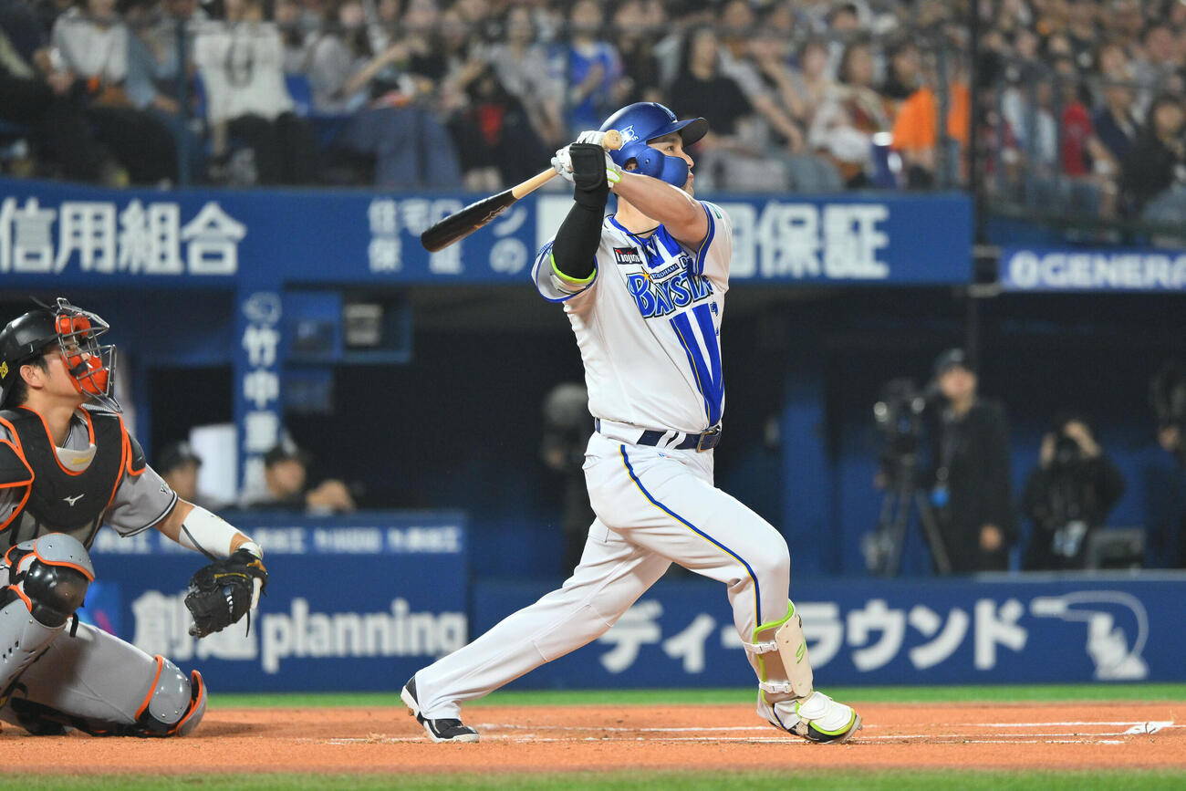 DeNA対巨人　1回裏DeNA無死満塁、佐野恵太は先制満塁本塁打を放つ（撮影・滝沢徹郎）