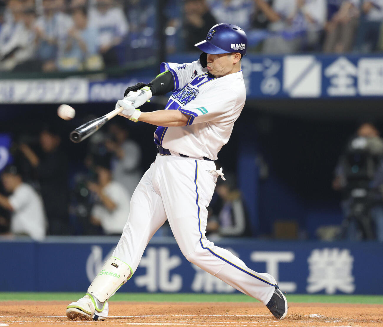 DeNA対巨人　1回裏DeNA無死満塁、満塁本塁打を放つ佐野恵太（撮影・増田悦実）