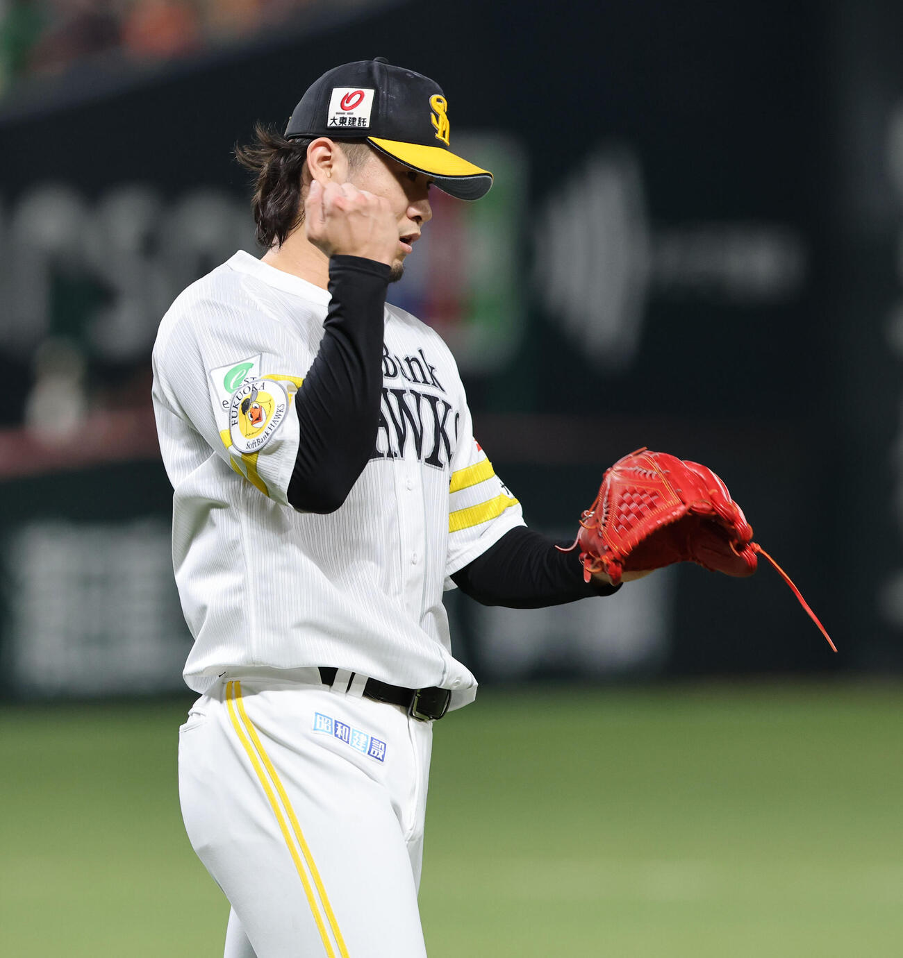 ソフトバンク対ロッテ　9回表ロッテ2死、西川史礁を投ゴロに仕留めた杉山一樹はグラブを拳でたたく（撮影・梅根麻紀）