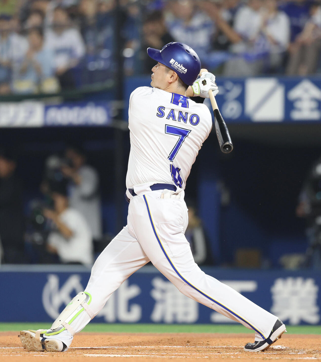 DeNA対巨人　1回裏DeNA無死満塁、満塁本塁打を放つ佐野恵太（撮影・増田悦実）