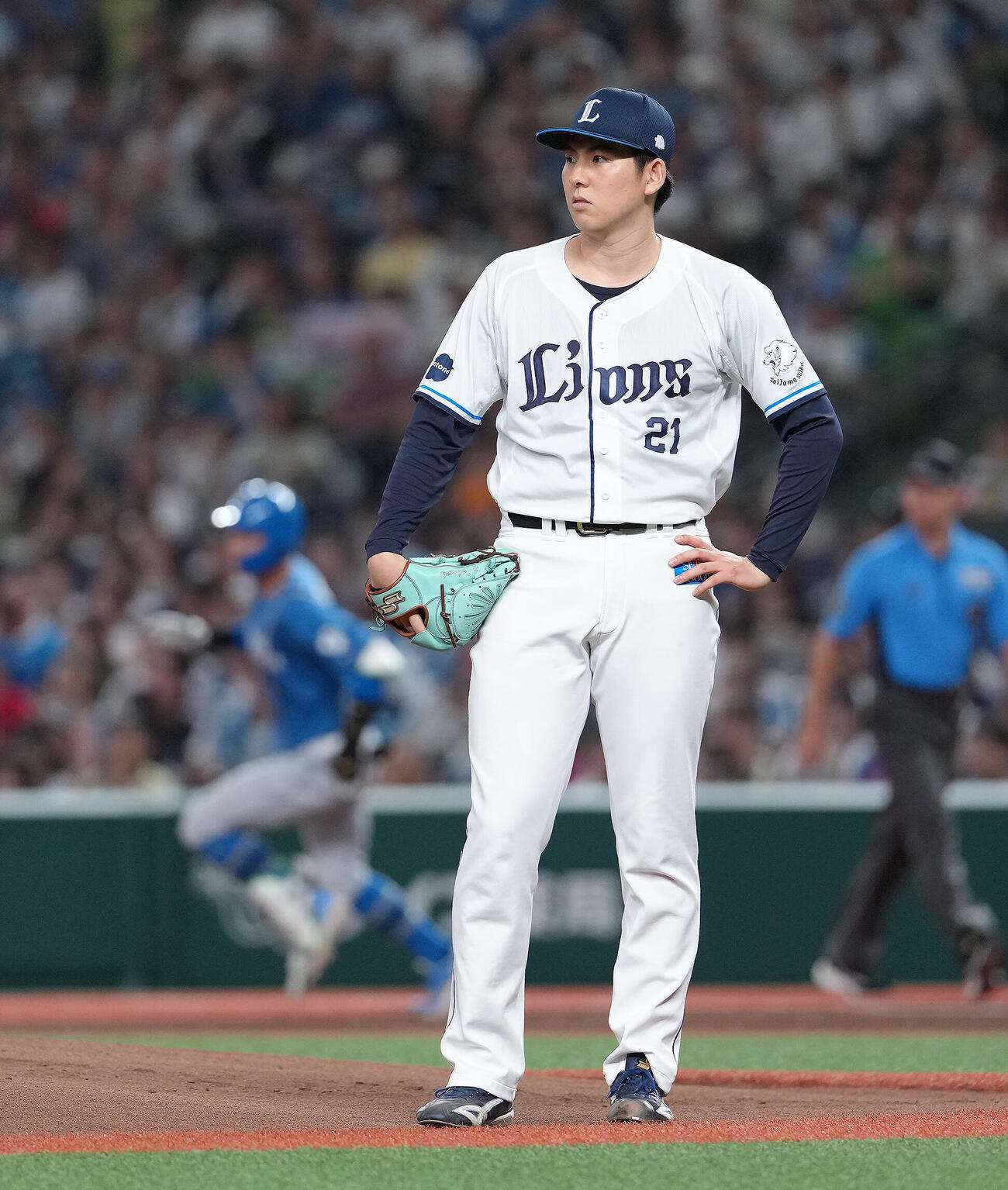 西武対日本ハム　1回表日本ハム1死、奈良間大己（後方）に先制本塁打を浴びた武内夏暉（撮影・足立雅史）