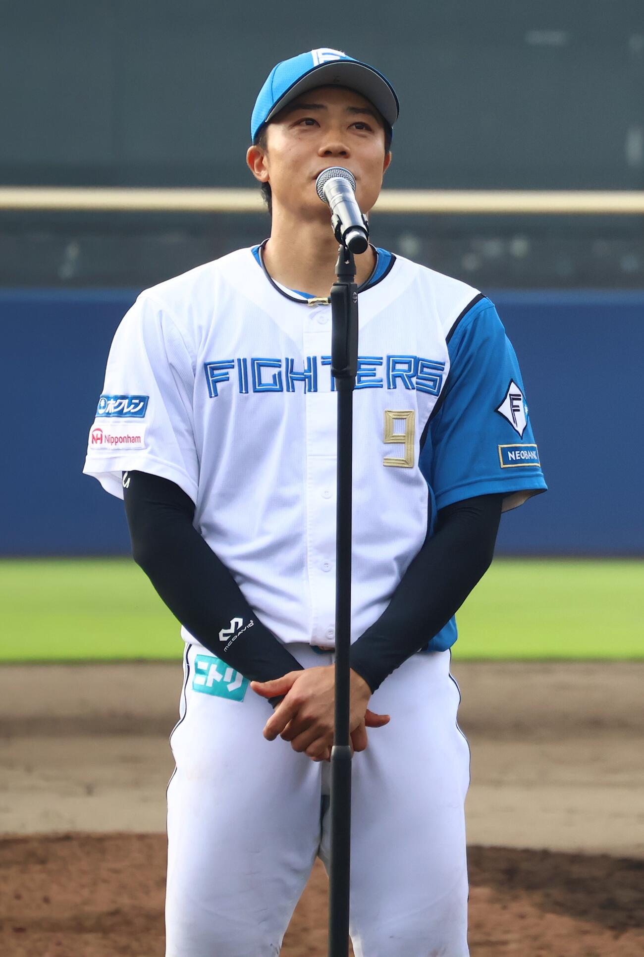 引退セレモニーで、スピーチする日本ハム中島卓也（撮影・田島優大）