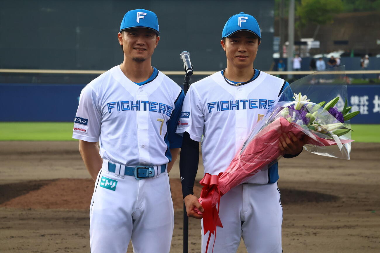花束を贈呈する日本ハム西川遥輝（左）と中島卓也（撮影・田島優大）
