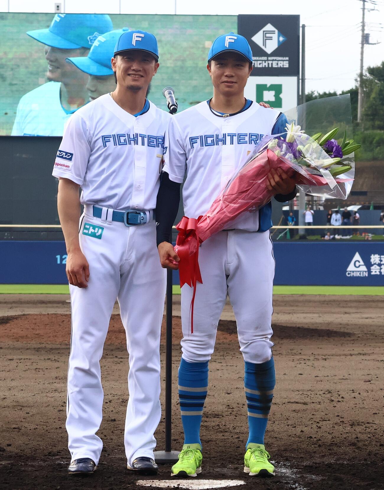 花束を贈呈する日本ハム西川遥輝（左）と中島卓也（撮影・田島優大）
