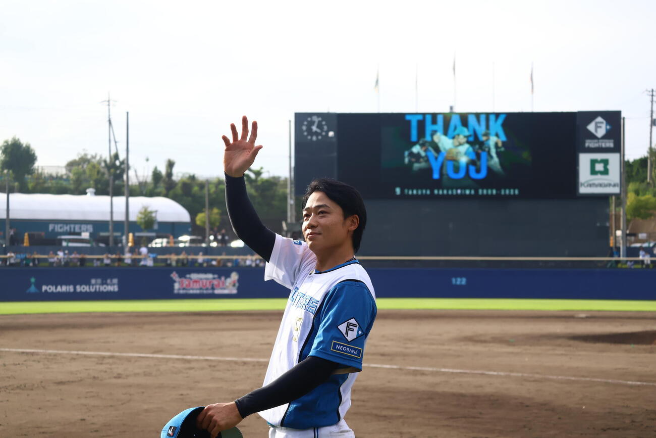 引退セレモニーで、ファンに挨拶する日本ハム中島卓也（撮影・田島優大）