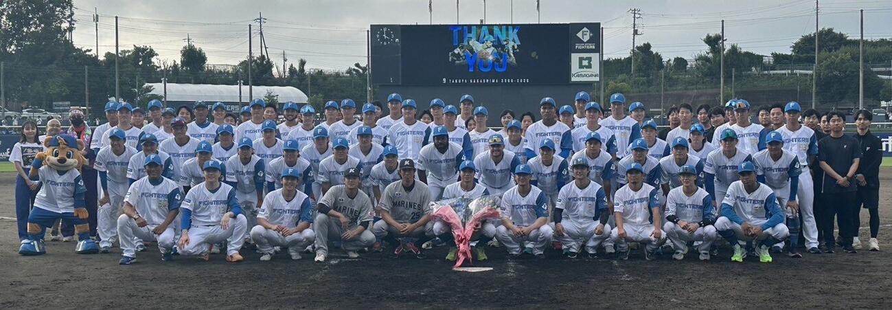 引退セレモニーで、チームメートらと記念撮影する日本ハム中島卓也（中央）（撮影・田島優大）