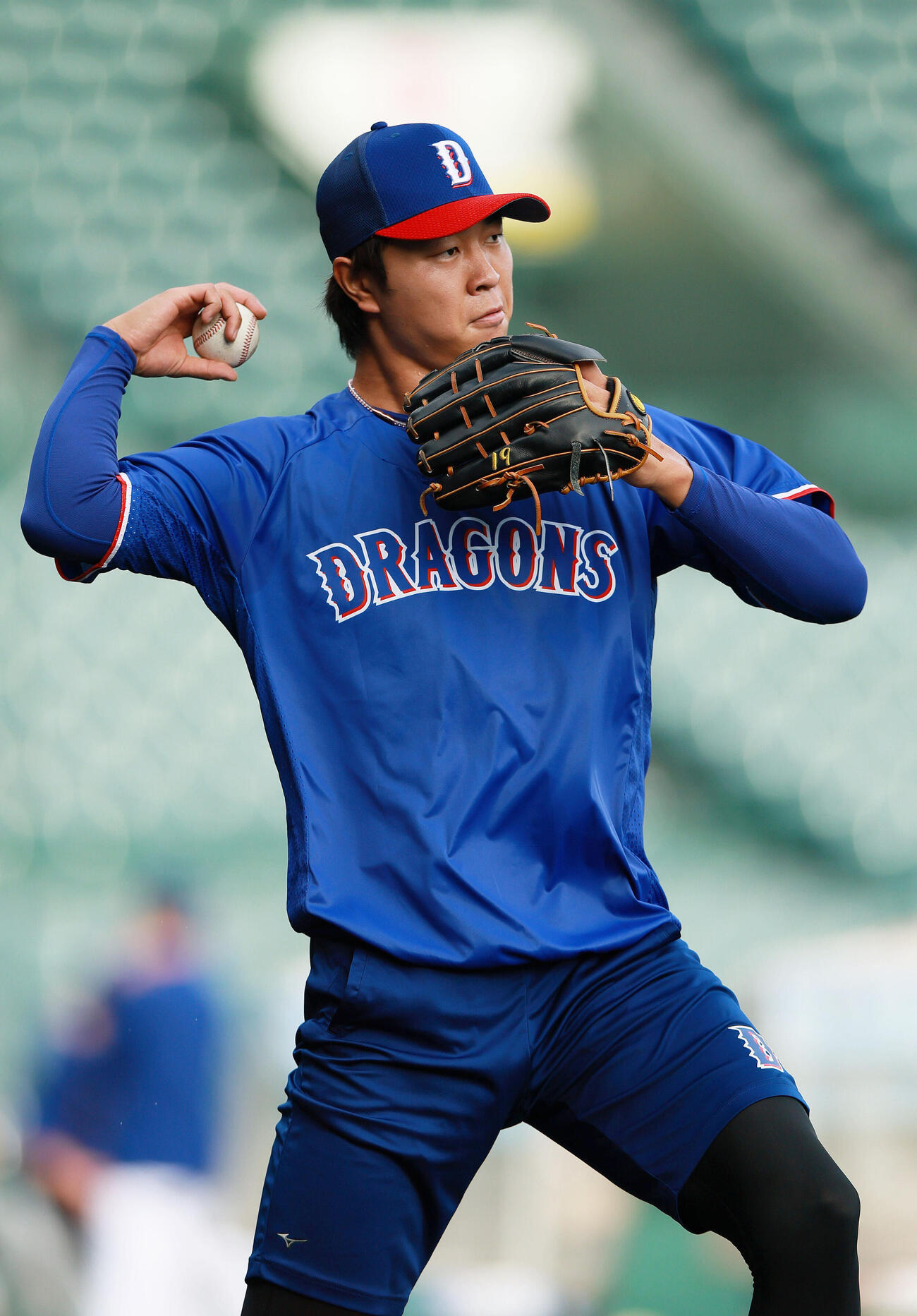 阪神対中日　試合前の練習でノックを受ける中日高橋宏斗（撮影・上山淳一）