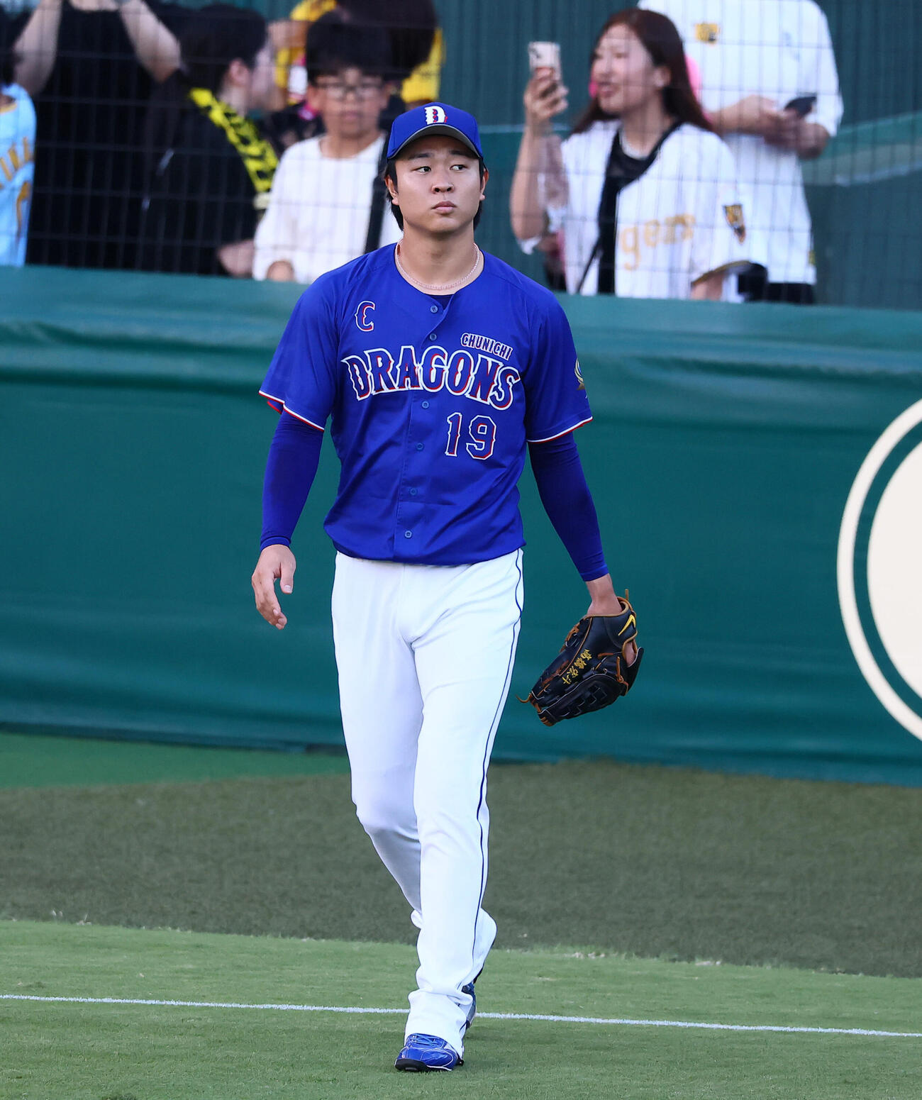 阪神対中日　試合前のキャッチボールでグラウンドに出る中日高橋宏斗（撮影・加藤哉）