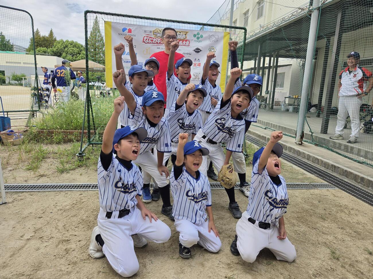 「第2回今岡真訪杯　なにわキッズソフトボール大会」に参加した少年少女が気勢を上げる（撮影・寺尾博和）