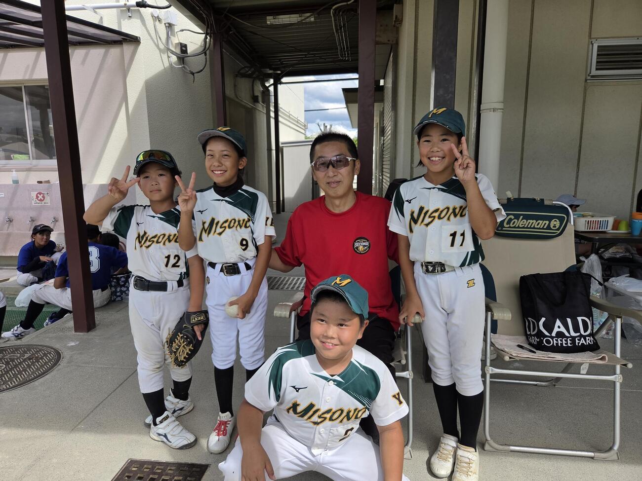 「第2回今岡真訪杯なにわキッズソフトボール大会」で今岡氏と記念撮影をする少年少女（撮影・寺尾博和）