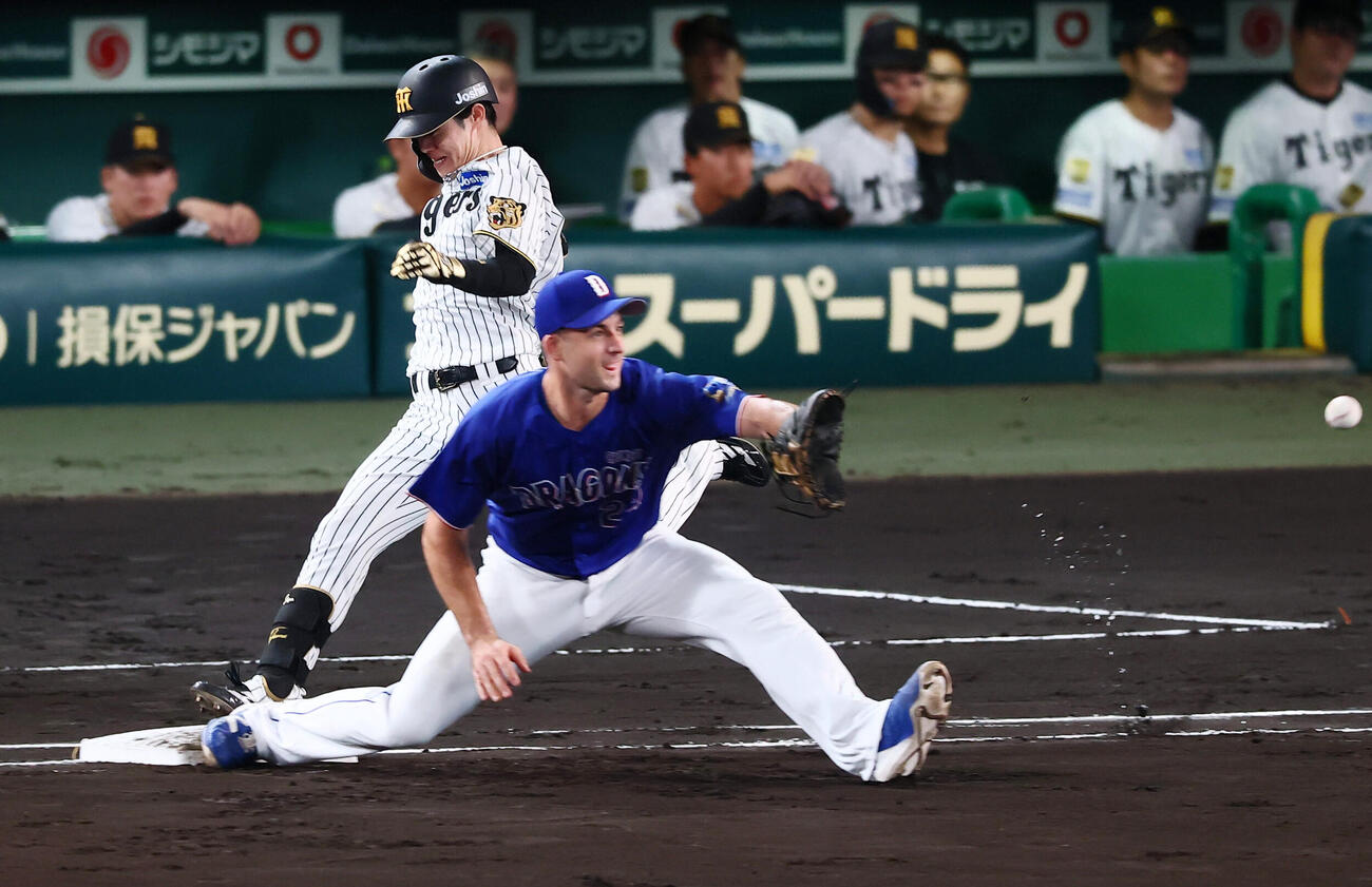 阪神対中日　4回裏阪神1死、中野拓夢は内野安打で出塁。一塁手ジェイソン・ボスラー（撮影・加藤哉）