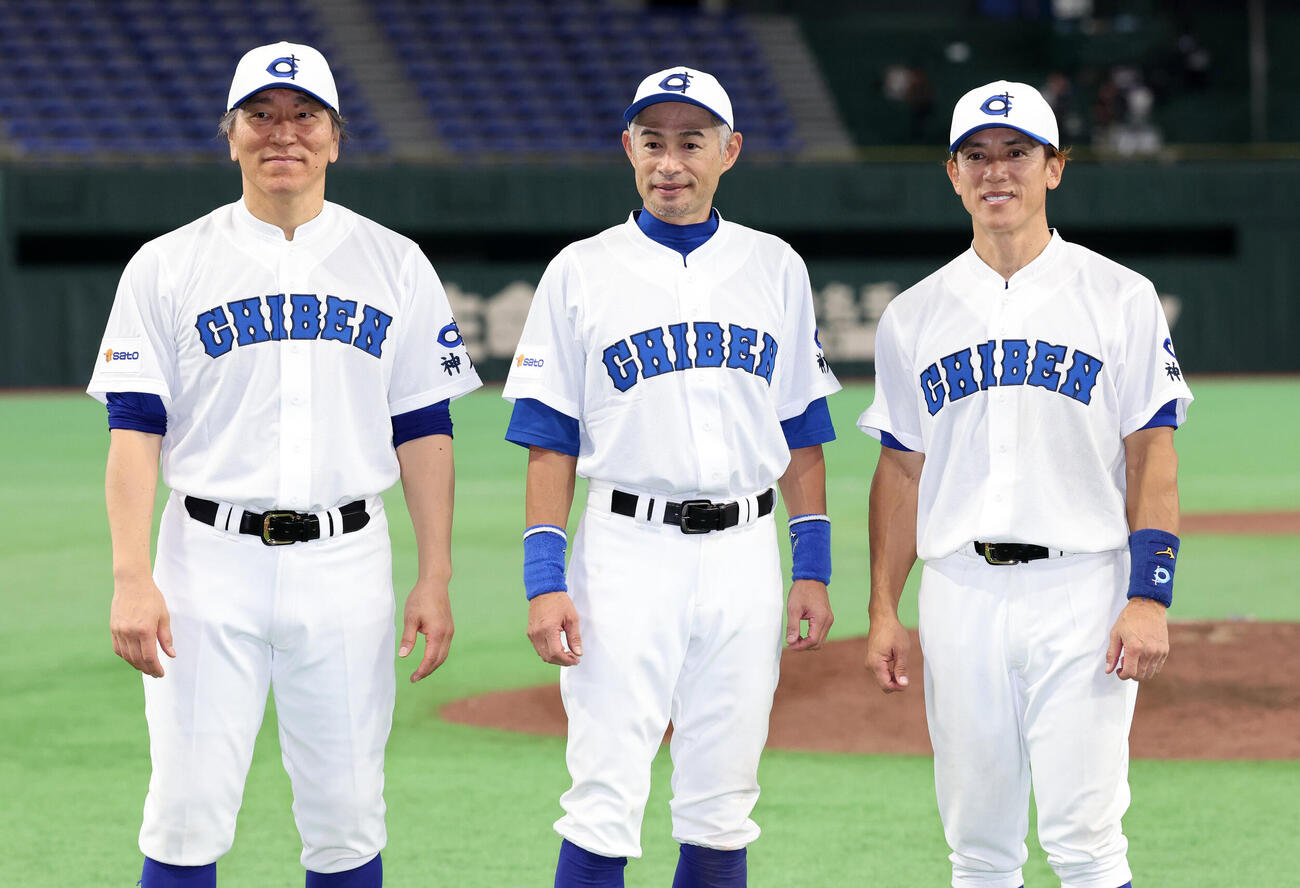 KOBE CHIBEN対高校女子選抜　終了後、記念撮影する、左から松井秀喜さん、イチローさん、松井稼頭央さん（撮影・浅見桂子）